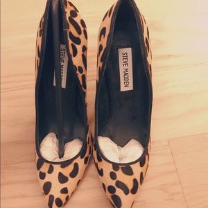 Steve Madden leopard pump